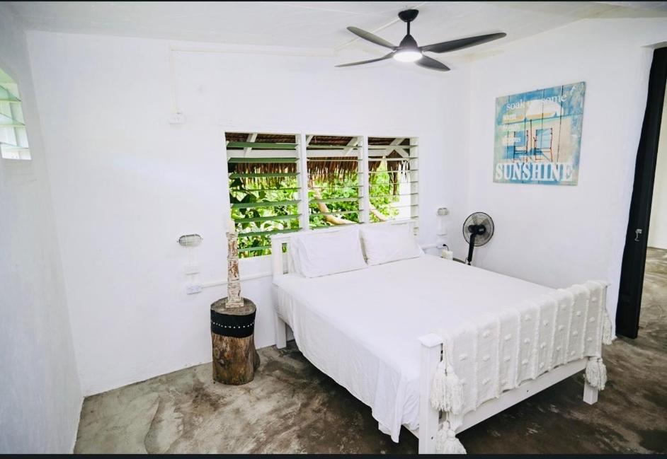 Bed and Breakfast Banana Bay Beach Club Eton Екстер'єр фото