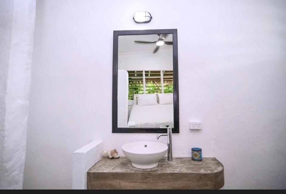 Bed and Breakfast Banana Bay Beach Club Eton Екстер'єр фото